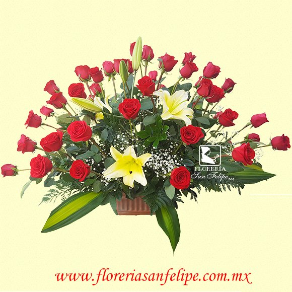 Arreglo De 50 Rosas Rojas Con Flor Exótica